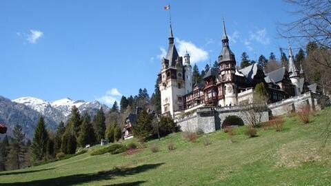 Schloss der rumänischen Stadt Sinai vor romantischer Bergkulisse