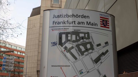 Ein Schild mit der Aufschrift "Justizbehörden Frankfurt am Main": Hier beginnt der Prozess gegen einen Mann aus Nastätten im Rhein-Lahn-Kreis, der einen Obdachlosen erstochen haben soll, um ins Gefängnis zu kommen. 