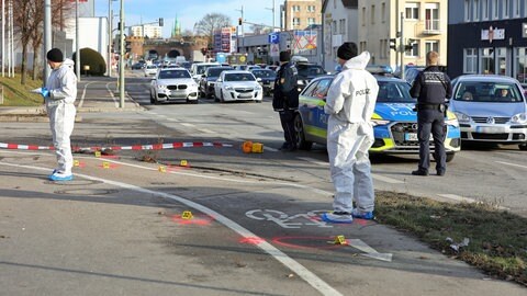 Spurensicherung auf der Blaubeurer Straße nach dem Messerangriff im Media Markt
