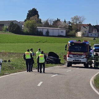 Der Unfall ereignete sich zwischen Bechtsheim und Monzernheim. Polizei und Rettungskräfte sind im Einsatz.