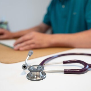 Ab Januar 2027 will der Bund die gesetzliche Krankenversicherung reformieren. Ärzte in Baden-Württemberg befürchten negative Folgen für die Menschen im Land (Symbolbild).