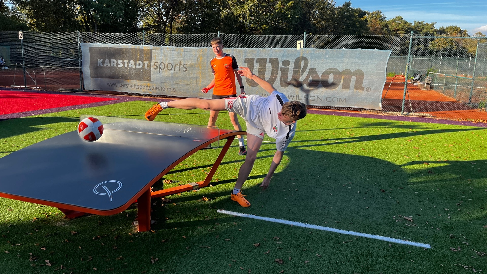 "Wie Tischtennis mit Fußball": Karlsruher Familie hat das Teqball-Fieber gepackt
