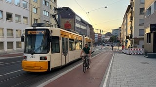 Die Straßenbahn, Fahrräder und Autos können wieder über die Binger Straße in Mainz fahren.