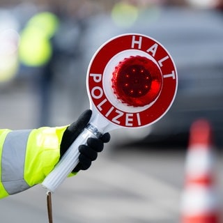 Eine Kontrolle, wie sie entlang des Rheins bei einer Aktion gegen Drogenkriminalität stattfindet.