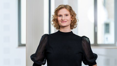 Alena Lagmöller, ARD-Rechtsredaktion über die antisemitischen Schmierereien in Langenau und die Entscheidung der Ulmer Staatsanwaltschaft, das Verfahren in dem Fall ruhen zu lassen. Gegen einen Mann, der mutmaßlich antisemitische Schmierereien in Langenau angebracht hat.