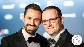 Der CDU-Politiker Jens Spahn (rechts im Bild) und sein Ehemann Daniel Funke (links im Bild). Rechts das SWR Logo für Leichte Sprache. 