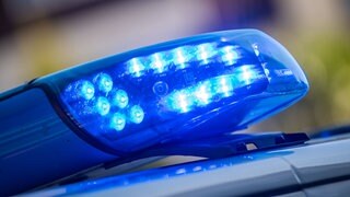 Ein Blaulicht auf dem Dach eines Polizeifahrzeugs.