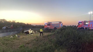 Auto liegt auf dem Dach nach schwerem Unfall bei Wiesbaden