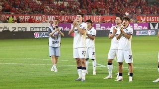 Die Spieler des Karlsruher SC bedanken sich bei den nach Kaiserslautern mitgereisten Fans