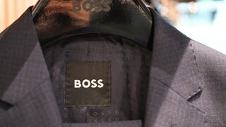 Ein Label von Hugo Boss in einem Blazer.