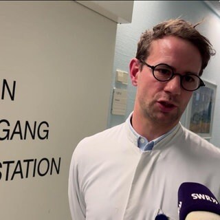 Ein Arzt wird interviewt
