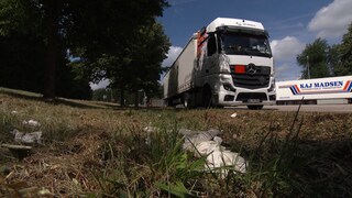 Lkw auf dreckigem Rastplatz