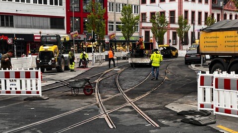 Die Weichen für die neue Straßenbahn am Münsterplatz in Mainz.