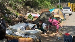 Bild eines Camps in La Guaira in Venezuela: Viele Menschen schlafen derzeit im Zelt, manche im Auto, manche auf einer Matratze unter freiem Himmel.