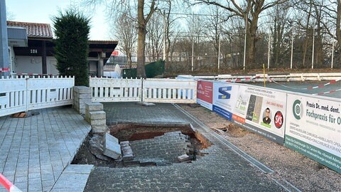 Ein Großes Loch in Steinwenden auf dem Sportgelände hat sich plötzlich aufgetan.