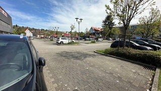 Ein Supermarkt-Parkplatz in Tübingen, auf dem eine Frau überfallen wurde.