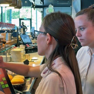 Zwei junge Frauen aus dem Team auf der Raststätte Hunsrück West