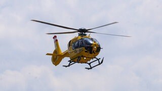 In Kandern wurde ein vierjähriges Kind von einem Auto erfasst. Das Kind musste mit einem Rettungshubschrauber ins Krankenhaus gebracht werden. (Symbolbild)