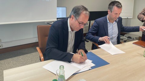 Gregor Eibes und Manuel Follmann unterzeichnen in Wittlich die Kooperationsvereinbarung mit den umliegenden Verbandsgemeinden und Landkreisen entlang der Salm. 
