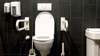 Ein 67-Jähriger missbrauchte mehrfach den Notruf, auch auf einer Behindertentoilette.