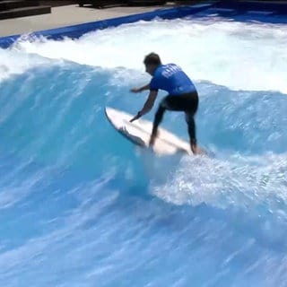 Surfer auf einer künstlichen Welle in Freiburg