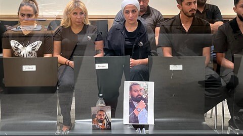 Auch am dritten Prozesstag sitzen wieder Menschen im Zuschauerraum, die Fotos des getöteten Zugbegleiters Serkan Çalar dabei haben.