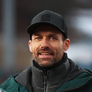 Sven Hannawald, hier 2026 in Bischofshofen, hatte 2002 die Vierschanzentournee gewonnen und litt danach unter dem Burn-out-Syndrom, das er überwinden konnte. Inzwischen wird mentales Training im Profisport ähnlich ernst genommen wie körperliche Fitness.