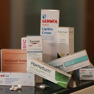 Die Preise von frei verkäuflichen Arzneimitteln aus Onlineshops und der App werden miteinander verglichen.