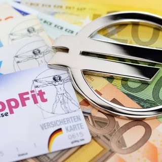 Karten von Krankenkassen und Euro-Scheine: Bonusprogramme für die Gesundheit
