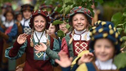 Rutenkinder beim großen Festzug am Rutenmontag: Vermutlich mussten Schüler im Mittelalter Ruten für ihre Züchtigung schneiden. 