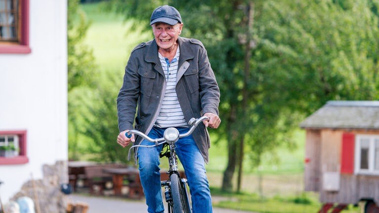 Heinz (Thomas Meinhardt) macht eine Probefahrt mit den alten Fahrrad