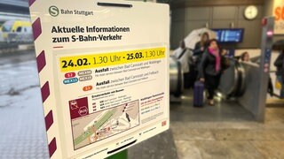 Hinweisschild zum Schienenersatzverkehr am Bahnhof in Waiblingen: Seit Ende Februar und noch bis zum 25. März müssen Fahrgäste von S-Bahn und Regionalverkehr mit Fahrziel Stuttgart auf den Ersatzbus ausweichen.