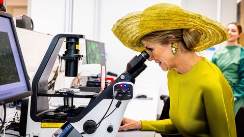 Königin Maxima von Amsterdam nahm an der Eröffnung des Forschungs- und Diagnosezentrums ADORE, Amsterdam Oncology and Neuroscience Research, in Amsterdam teil. Dieses Zentrum ist eine Initiative der Amsterdamer UMC und soll die Kräfte zwischen Krebs- und Neurowissenschaftlern bündeln, um neue Erkenntnisse und Behandlungen für Krebs und Hirnerkrankungen wie Alzheimer und Multiple Sklerose zu gewinnen.