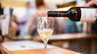 Beim Stuttgarter Weindorf wird ein Glas Wein eingeschenkt. (Archivbild)