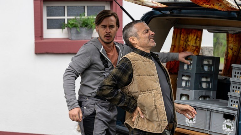 Sebastian (Dominik Stricker) und Manuel (Marco Canadea), der offensichtlich Schmerzen hat, stehen an Manuels Bully