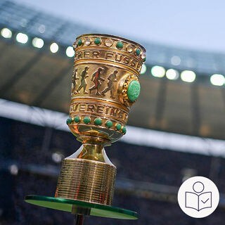 Der goldene DFB-Pokal. Der Pokal steht auf deinem kleinen Tisch. Im Hintergrund ist ein Stadion·dach. Rechts das SWR Logo für Leichte Sprache.