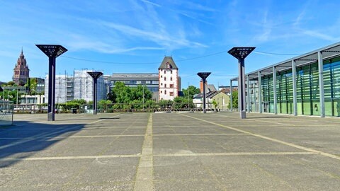 Auf dem kahlen, betonierten Jockel-Fuchs-Platz vor dem Mainzer Rathaus lassen die Studenten bei "Mainz leuchtet" einen Wald wachsen.