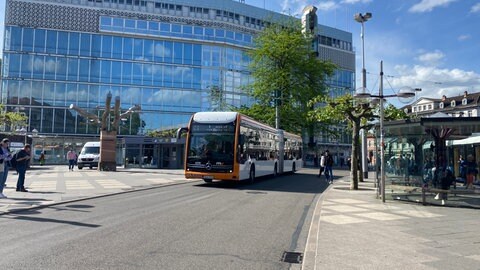 Ein Bus nähert sich dem Bismarckplatz in Heidelberg