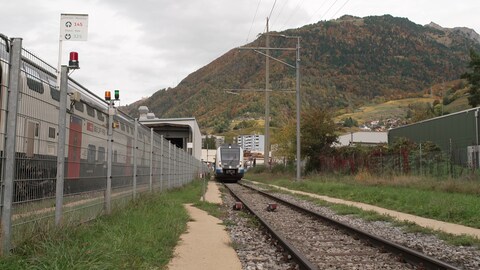 Eine fertig umgerüstete Stuttgarter S-Bahn steht bereit für die Testfahrt bei Villeneuve in den Schweizer Alpen.