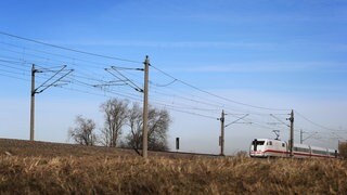 Symbolbild: Ein ICE auf einer Strecke im Landkreis Augsburg - am Freitag stellte die Bahn vor, wo die Neubaustrecke nach Ulm langlaufen soll.