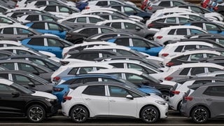 Neuwagen der Marken Volkswagen, Audi und Cupra stehen vor der Auslieferung auf einem Parkplatz in einem Werk von Volkswagen.