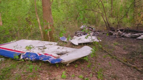 Wrackteile des abgestürzten Ultraleichtflugzeugs bei Speyer.