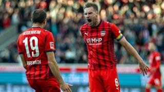 Patrick Mainka und Jonas Föhrenbach (beide 1. FC Heidenheim) jubeln über den Ausgleich gegen Bremen