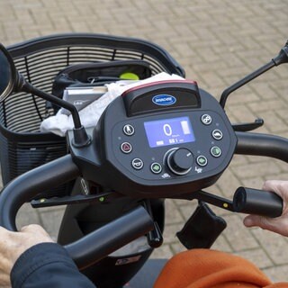 Ein 88-Jähriger ist mit seinem Elektrorollstuhl auf der A66 bei Wiesbaden unterwegs gewesen. (Symbolbild)