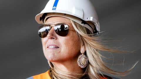 Königin Máxima bei einem Termin in Schutzkleidung und Helm.