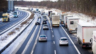 Rund um Öhringen ist es am Montag gleich zu zwei Verkehrsunfällen gekommen, weil Eisplatten von Lkw auf andere Fahrzeuge geschleudert wurden. (Symbolbild)