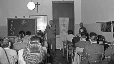 Ein Lehrer vor einer Klasse beim Unterricht. Die PH Weingarten arbeitet die Nachkriegspädagogik an Schulen auf (Symbolbild)