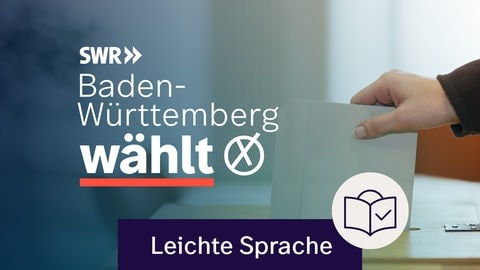 Foto: Eine Hand steckt einen Wahl•zettel in eine Wahl•box. Dazu der Text „Baden-Württemberg wählt“.  Darüber steht das Logo vom SWR. Das Logo besteht aus den 3 Buchstaben S und W und R und zwei Pfeilen.  SWR ist die Abkürzung für Süd•west•rundfunk.  Unten im Bild steht: „Leichte Sprache“ Und es gibt einen weißen Kreis mit blauer Zeichnung: Darin ist ein Kopf hinter einem Buch. Auf dem Buch ist ein Häkchen. Das zusammen ist das SWR-Zeichen für Leichte Sprache.