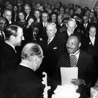 König Olav V und Kronprinz Harald gratulieren Martin Luther King zum Friedensnobelpreis am 11. Dezember 1964 in Oslo