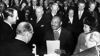 König Olav V und Kronprinz Harald gratulieren Martin Luther King zum Friedensnobelpreis am 11. Dezember 1964 in Oslo